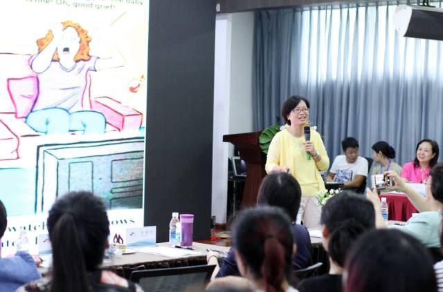 台湾助产学会理事长高美玲教授发表《第二产程的助产护理》专题报告